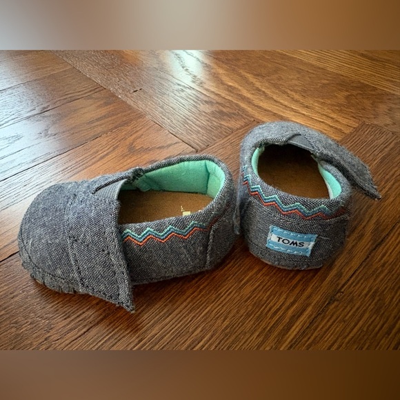 TOMS Embroidered Chambray Infant Shoes - Picture 2 of 4